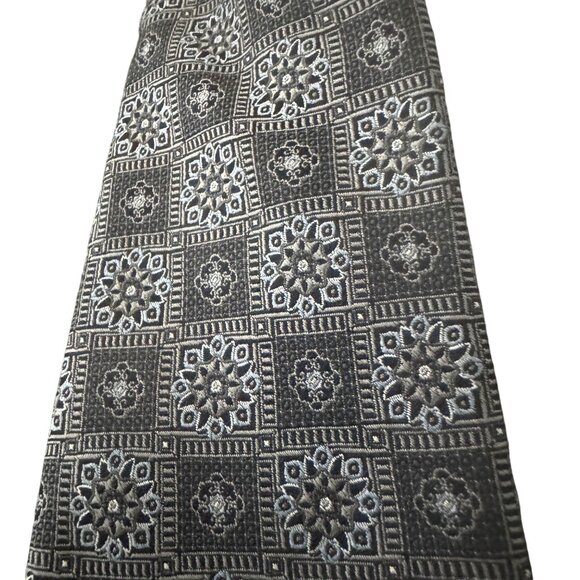 JOS.A. Bank Reserve Mens 100% Silk Necktie Geometric Pattern In Black & Gray - Picture 2 of 8